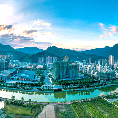 县十七届人大一次会议期间共收到代表议案41件，建议、批评和意见311件