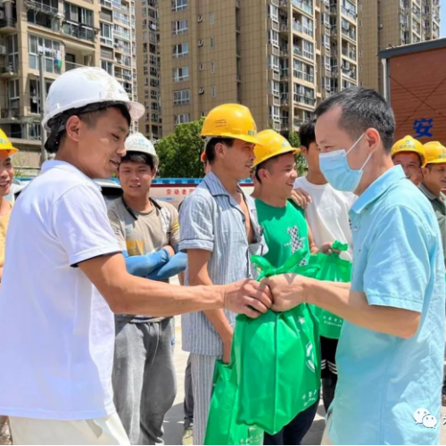 县“三会”开展高温天气下劳动者权益保障工作暨“送清凉送关爱”慰问活动